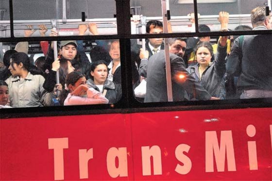 TransMilenio pide a usuarios no comprar a vendedores dentro del sistema